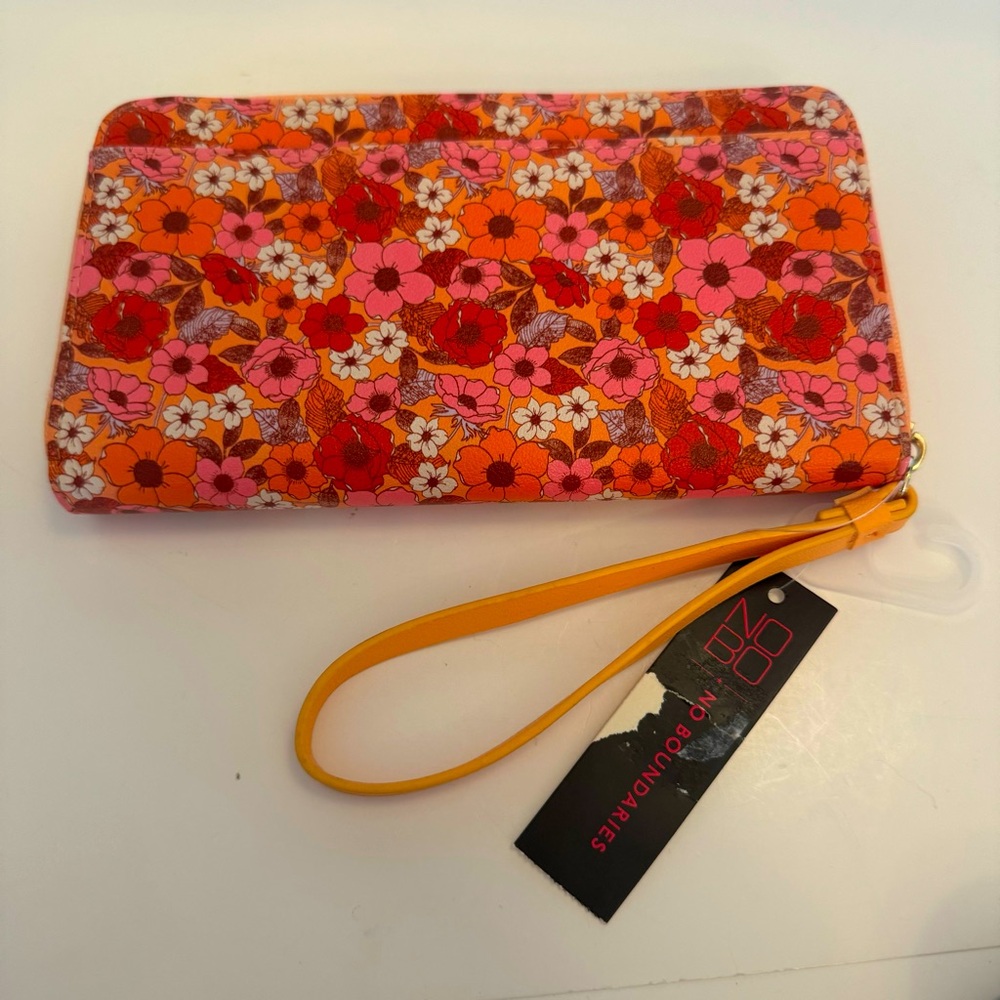NWT. No Boundaries Ladies Orange Floral Spring Clutch Wallet with Strap.